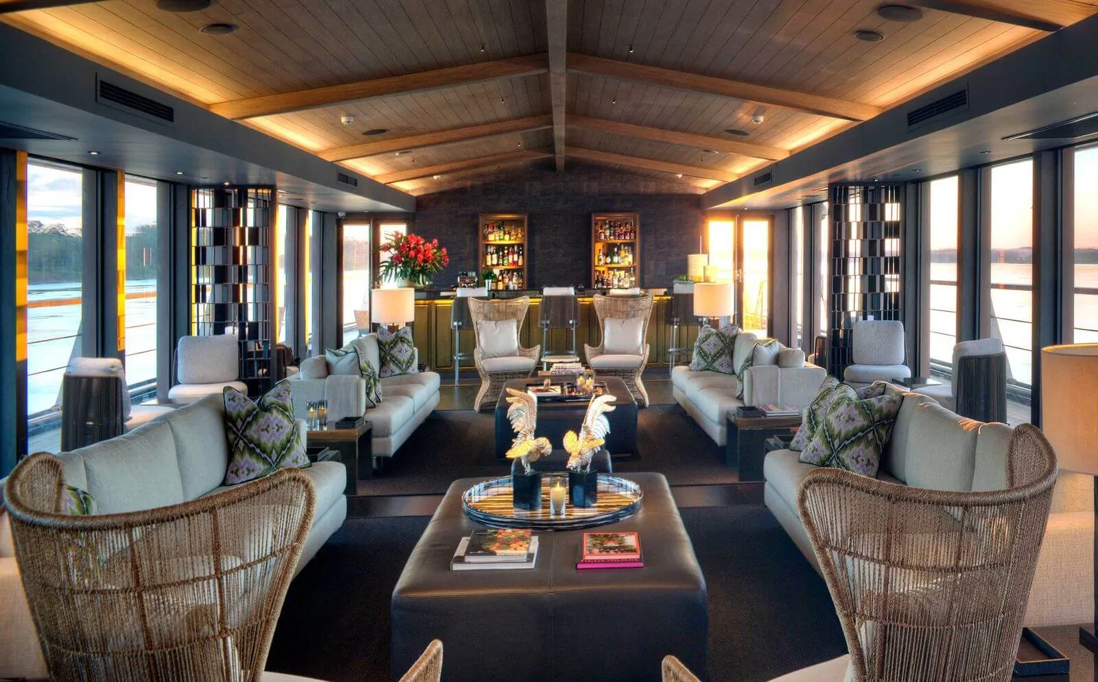 Nera Amazon Indoor Lounge & Bar